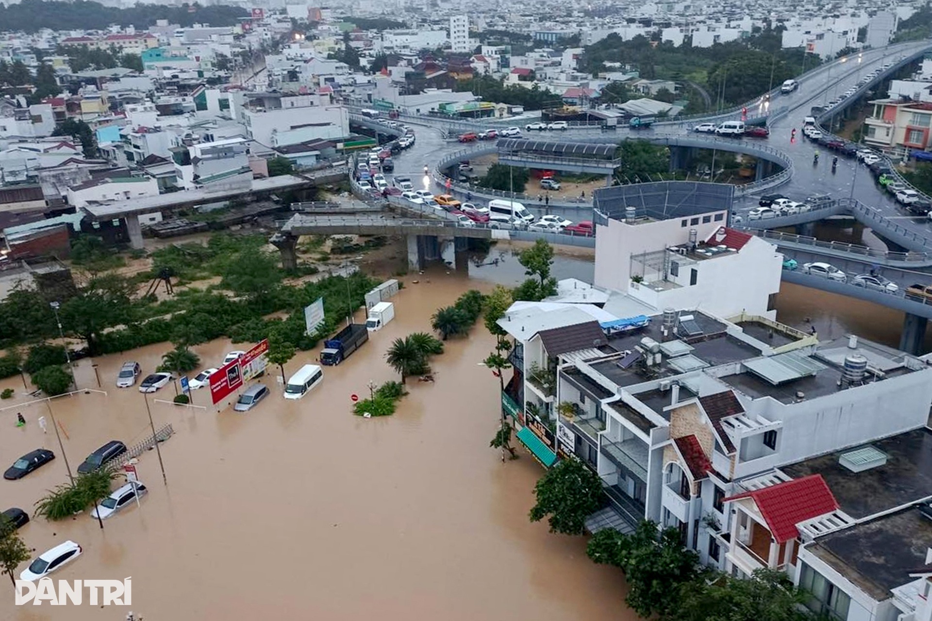 Nút giao nghìn tỷ thành điểm tránh trú an toàn trong tâm lũ Nha Trang - 4