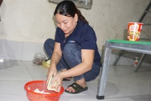 Công nhân nghèo chật vật khi giá thực phẩm "té nước" theo... xăng