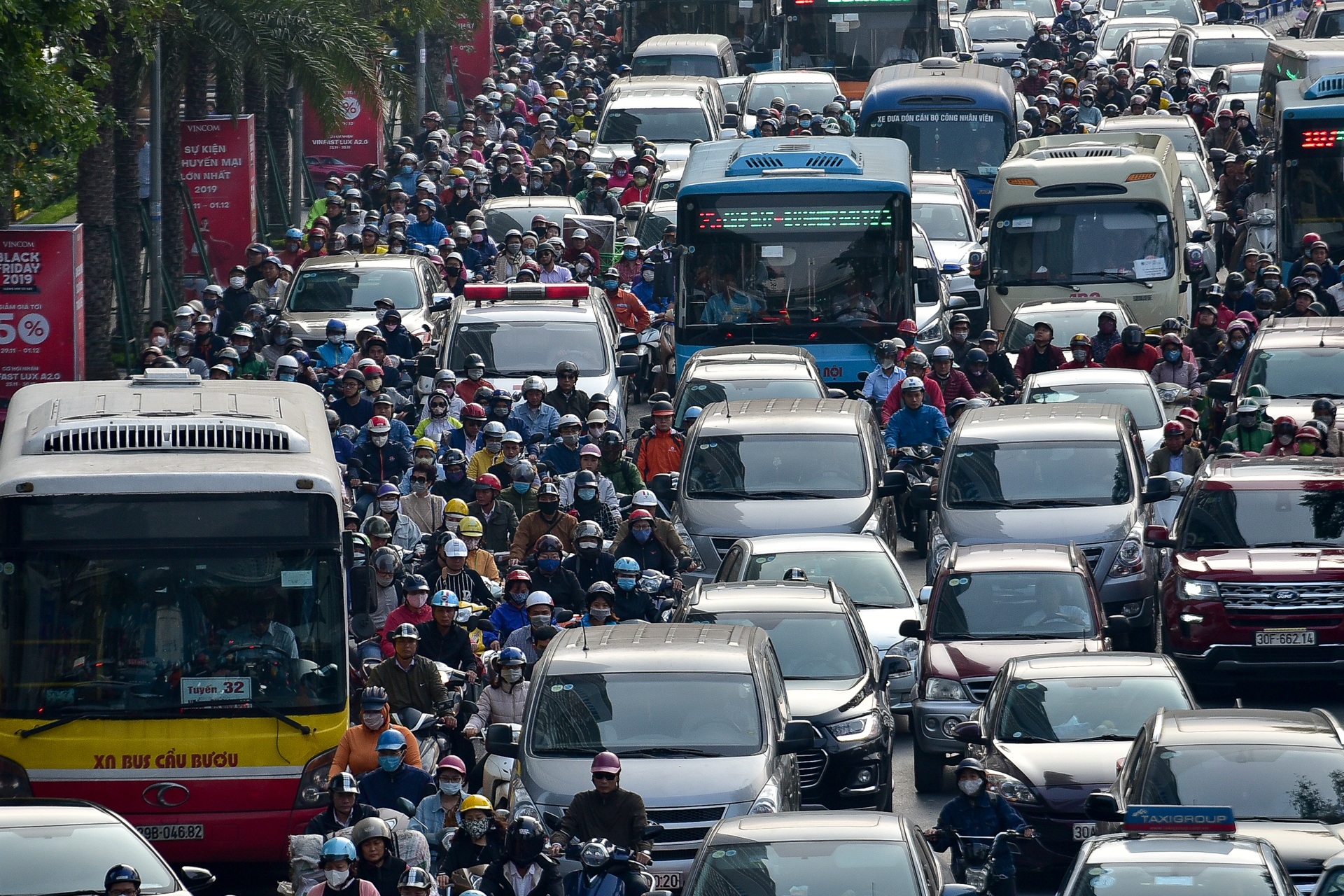 Vật vã băng qua nút giao thông rối loạn bậc nhất Hà Nội