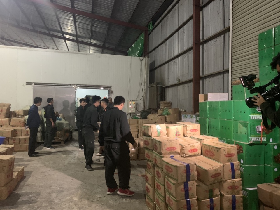 Bắt giữ 3 đối tượng buôn lậu hơn 100 tấn dược liệu qua nhiều tỉnh - 4 Bắt giữ 3 đối tượng buôn lậu hơn 100 tấn dược liệu qua nhiều tỉnh - 4