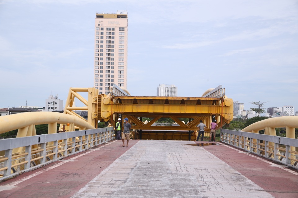 Cận cảnh hiếm thấy: Nâng nhịp cầu cho tàu, thuyền về Đà Nẵng trú bão - 8 Cận cảnh hiếm thấy: Nâng nhịp cầu cho tàu, thuyền về Đà Nẵng trú bão - 8