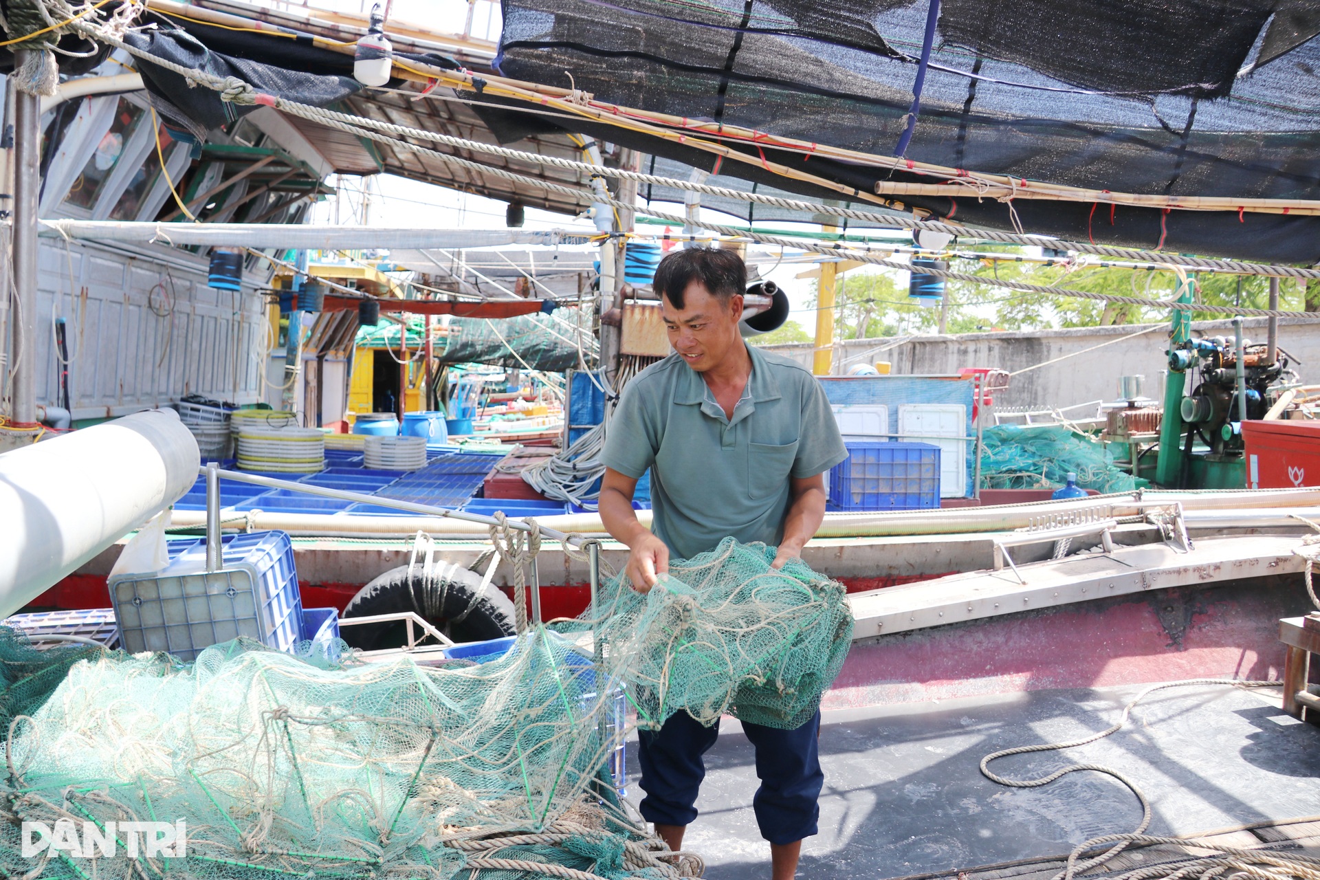 Ngư dân đưa tàu vào nơi tránh trú, theo dõi bão Ragasa qua điện thoại - 7 Ngư dân đưa tàu vào nơi tránh trú, theo dõi bão Ragasa qua điện thoại - 7