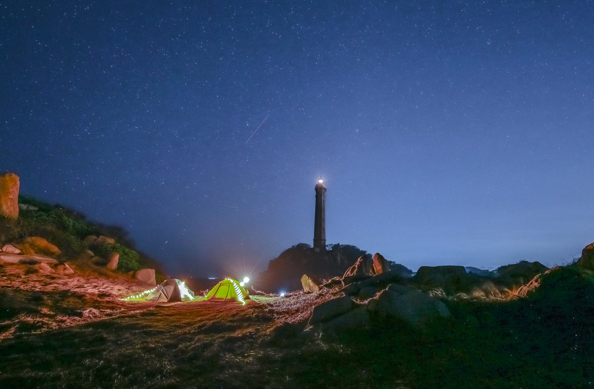 Camping and watching the stars at night and dawn at the oldest lighthouse in Vietnam - 8