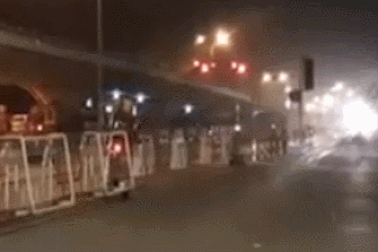 Nổi bật tuần qua: Liều lĩnh vượt chắn đường sắt, 3 thanh niên suýt mất mạng