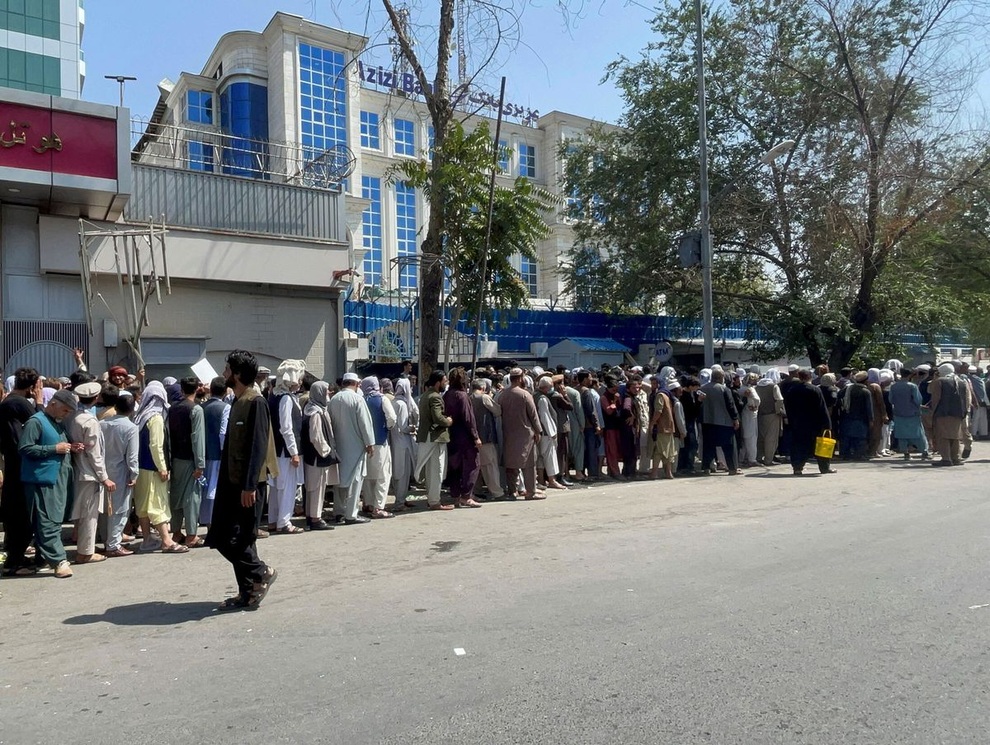 Thiếu tiền mặt trầm trọng, người dân Afghanistan xếp hàng dài chờ rút tiền - 1 Thiếu tiền mặt trầm trọng, người dân Afghanistan xếp hàng dài chờ rút tiền - 1