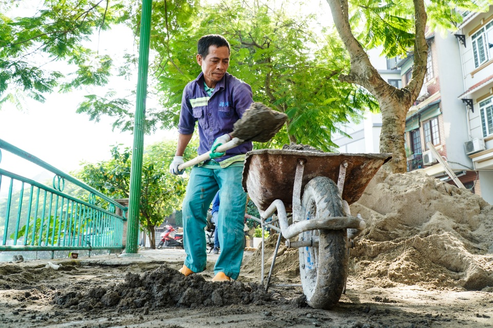 Vỉa hè hồ Tây “thay áo mới” - 2 Vỉa hè hồ Tây “thay áo mới” - 2