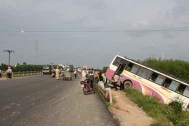 Xe khách cắm đầu xuống ruộng lúa, hàng chục hành khách hút chết