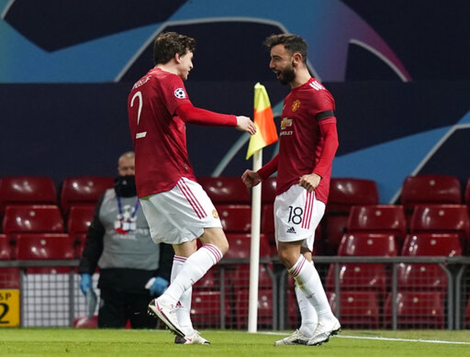 Man Utd 4-1 Istanbul Basaksehir: Fernandes lập cú đúp, James “chốt hạ” - 2 Man Utd 4-1 Istanbul Basaksehir: Fernandes lập cú đúp, James “chốt hạ” - 2