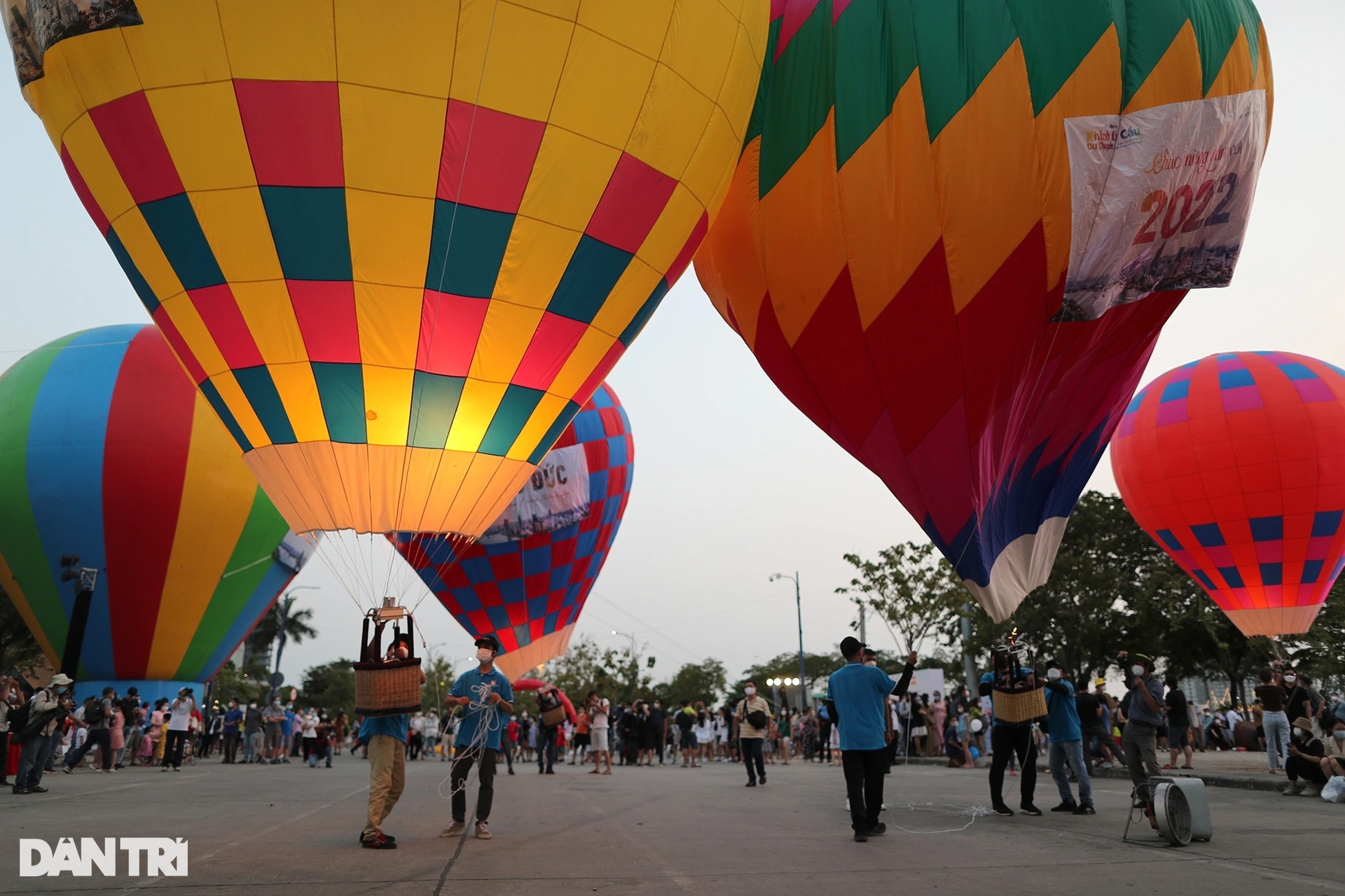 Hàng chục khinh khí cầu màu sắc bay rợp trên bầu trời TPHCM - 4