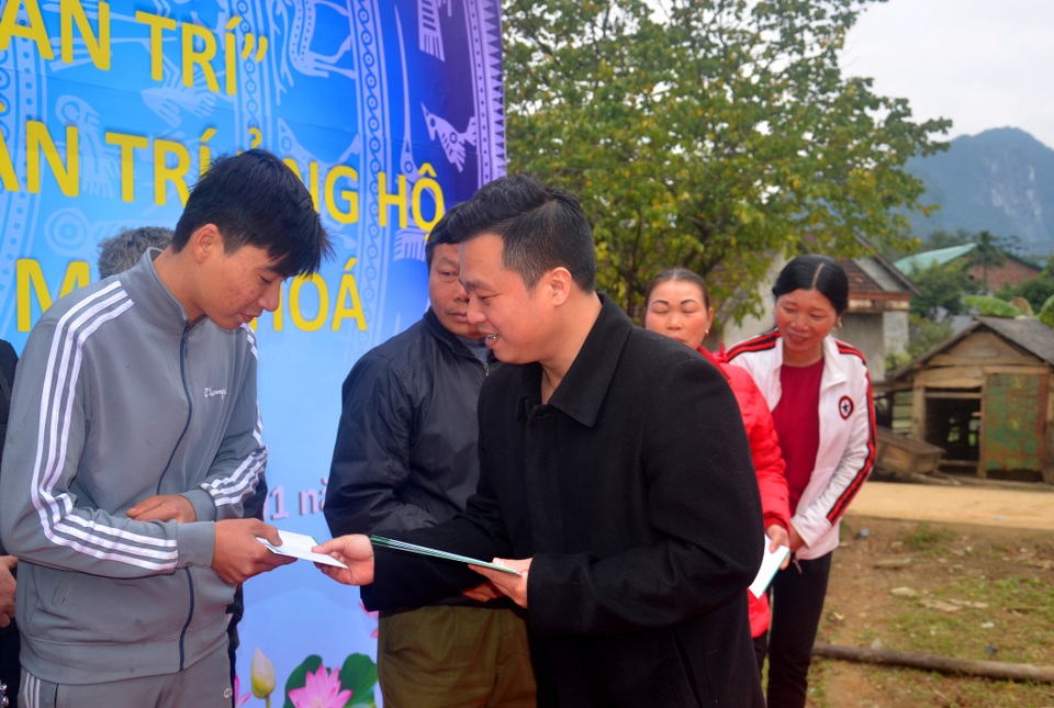 Người dân vùng rốn lũ vui mừng khánh thành xóm nhà phao cứu sinh - 9 Người dân vùng rốn lũ vui mừng khánh thành xóm nhà phao cứu sinh - 9