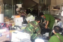 Hàng nghi lậu tại nhà thượng tá biên phòng: Hàng phế liệu mua theo cân?!
