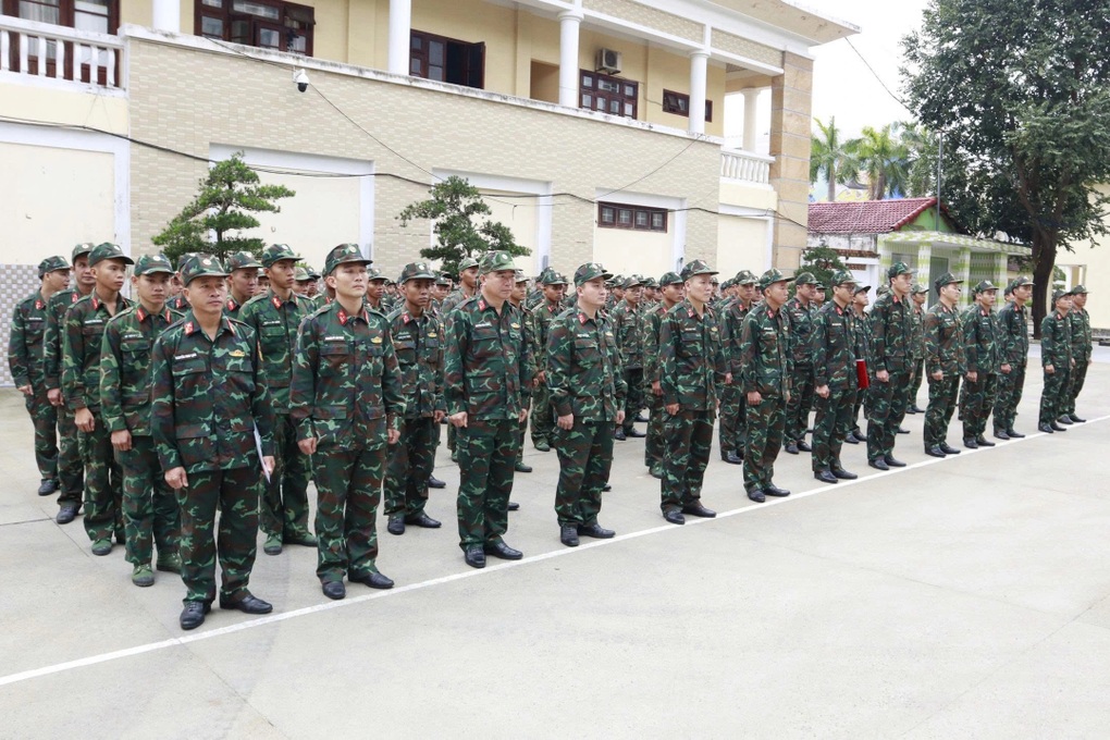 Bộ đội từ Đà Nẵng vào vùng lũ Đắk Lắk thực hiện “chiến dịch Quang Trung” - 1 Bộ đội từ Đà Nẵng vào vùng lũ Đắk Lắk thực hiện “chiến dịch Quang Trung” - 1