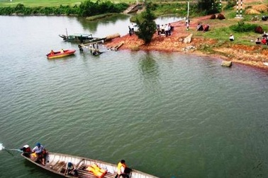 Truy tìm người phụ nữ mất tích để lại tư trang bên bờ sông