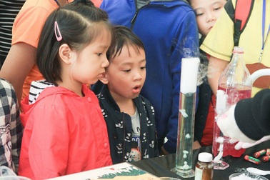 Giáng sinh đầy sắc màu khoa học của học sinh trường Hà Nội - Amsterdam