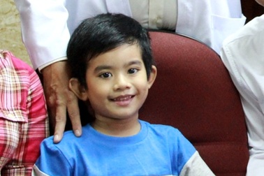 Bé trai bị thanh sắt đâm xuyên ngực hồi phục kỳ diệu