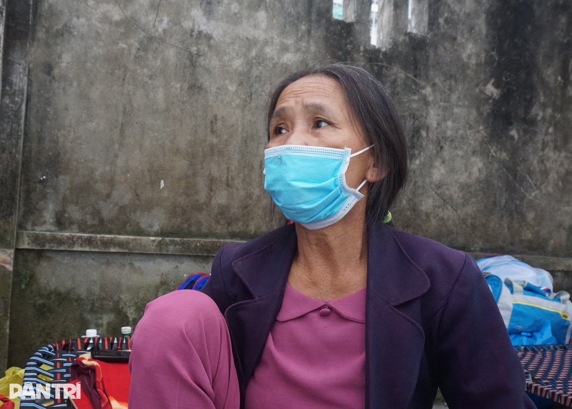 Khốn khổ cảnh ăn đường, ngủ lán của người nhà F0 nặng, có bệnh nền - 7 Khốn khổ cảnh ăn đường, ngủ lán của người nhà F0 nặng, có bệnh nền - 7