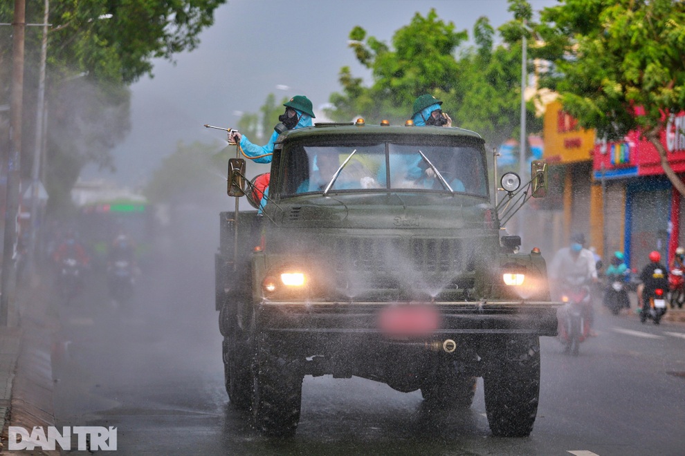 Bí thư Hà Nội yêu cầu Bộ Tư lệnh Thủ đô phun khử khuẩn diện rộng - 1 Bí thư Hà Nội yêu cầu Bộ Tư lệnh Thủ đô phun khử khuẩn diện rộng - 1