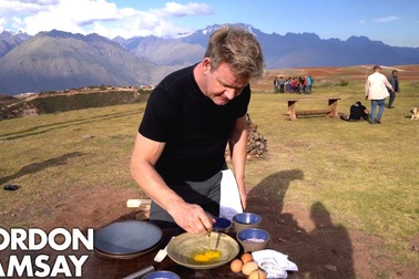 Gordon Ramsay nấu món ăn nổi tiếng Peru