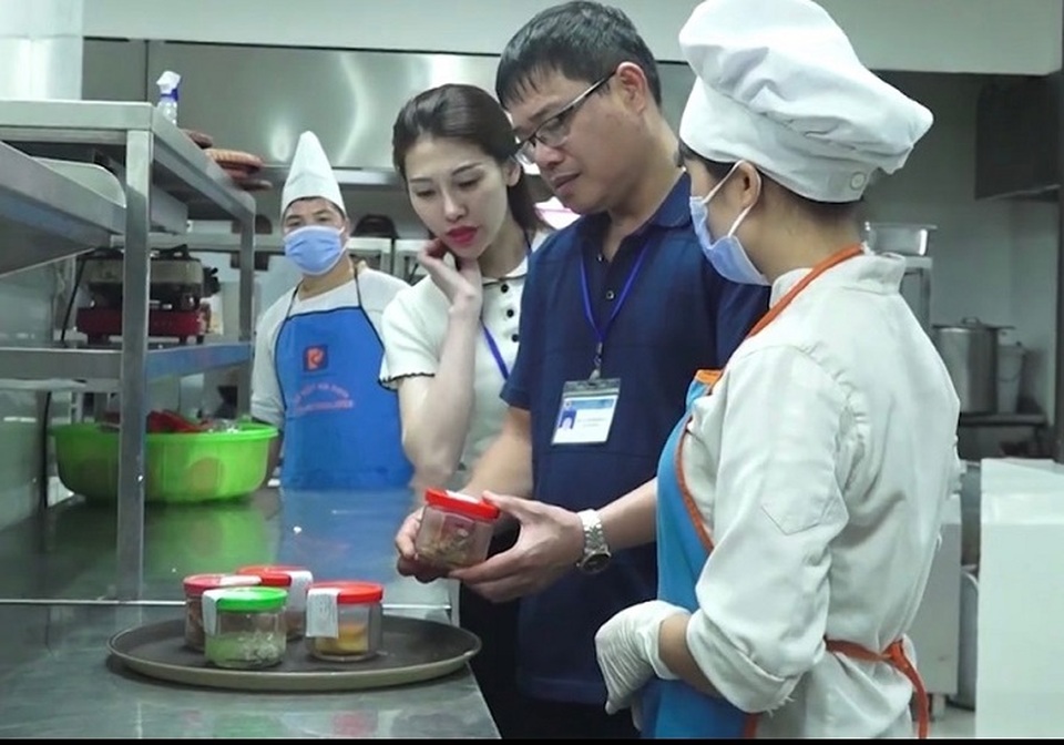 Lạng Sơn: Kiểm tra cơ sở ăn uống, chế biến suất ăn phục vụ người cách ly - 1 Lạng Sơn: Kiểm tra cơ sở ăn uống, chế biến suất ăn phục vụ người cách ly - 1