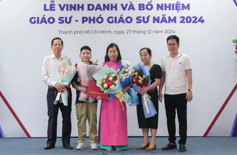 Lulusan Rumania adalah profesor asosiasi wanita termuda di Universitas Teknologi Kota Ho Chi Minh - 2 Cử nhân tốt nghiệp ở Rumani là nữ phó giáo sư trẻ nhất Bách khoa TPHCM - 2