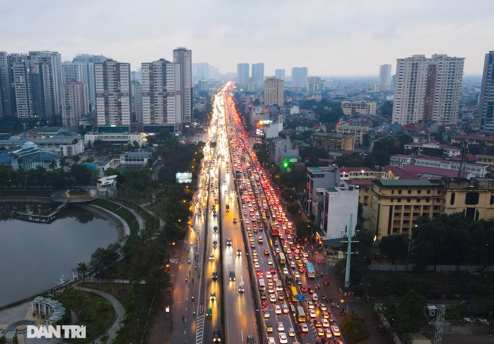 Hàng vạn người đội mưa về quê ăn Tết trong ngày làm việc cuối cùng của năm - 16 Hàng vạn người đội mưa về quê ăn Tết trong ngày làm việc cuối cùng của năm - 16
