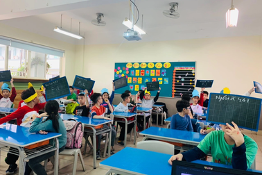 Mẹ khóc nức nở sau 2 ngày con học trường công: "Mẹ hại con rồi phải không?"