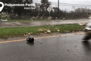 Siêu bão Zeta càn quét tại Mỹ: Nhà cửa bị thổi tung, xe tải đổ la liệt