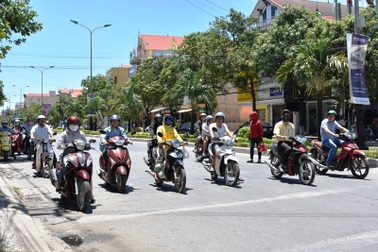 Quảng Bình: Người dân gồng mình chống chịu cái nắng như đổ lửa