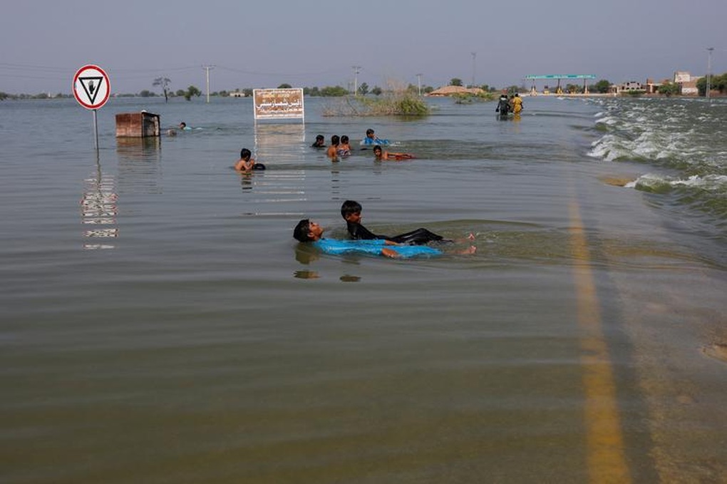 Lũ lụt lịch sử, hàng trăm nghìn người Pakistan lâm cảnh màn trời chiếu đất - 3 Lũ lụt lịch sử, hàng trăm nghìn người Pakistan lâm cảnh màn trời chiếu đất - 3