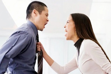 Khi chồng nóng giận, vợ nên bớt lời hay không thể kém cạnh câu nào?