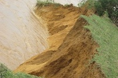 Dân mất đất sản xuất do các đợt xả lũ tránh bão