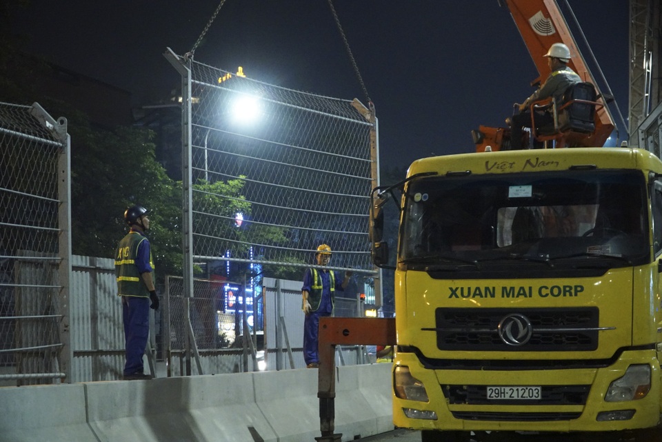 Hà Nội: Công nhân xuyên đêm tháo dỡ hàng rào đường đua F1 - 11 Hà Nội: Công nhân xuyên đêm tháo dỡ hàng rào đường đua F1 - 11