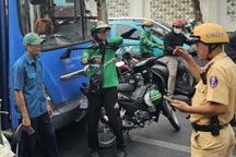 Triệu tập nhân viên xe buýt đánh tài xế công nghệ ở TPHCM