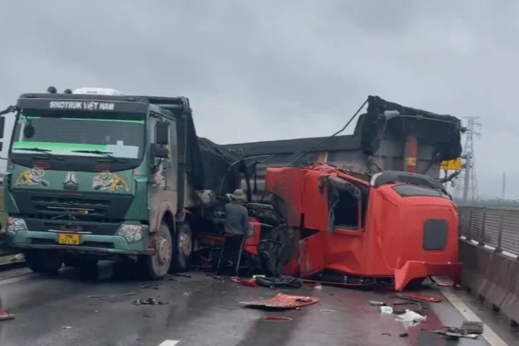 Hai ô tô va chạm trên cao tốc, giao thông ùn tắc nhiều giờ - 1 Hai ô tô va chạm trên cao tốc, giao thông ùn tắc nhiều giờ - 1