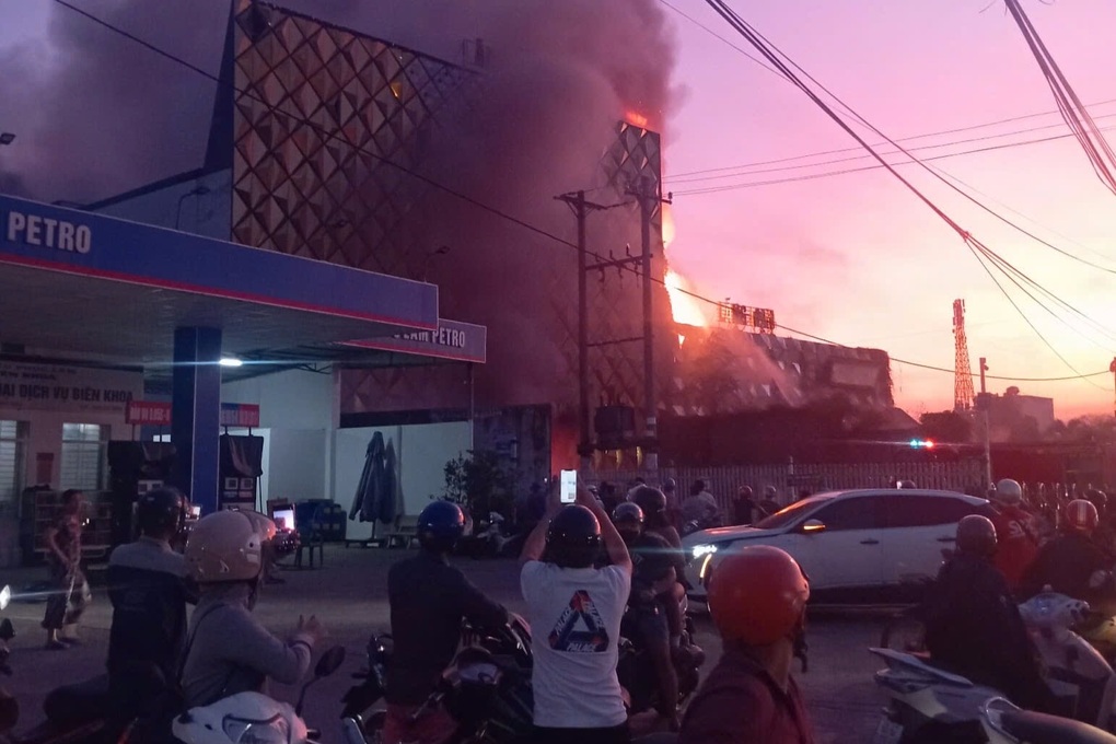 Cháy quán karaoke cạnh cây xăng ở Đồng Nai - 1 Cháy quán karaoke cạnh cây xăng ở Đồng Nai - 1