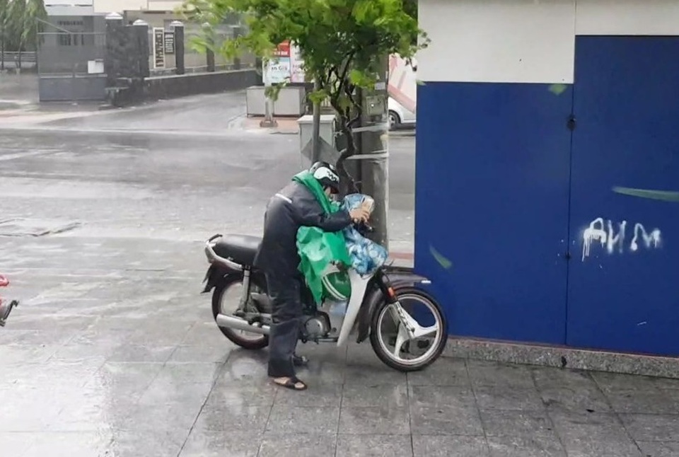 Cảnh người dân Nha Trang đánh vật với gió bão - 1 Cảnh người dân Nha Trang đánh vật với gió bão - 1