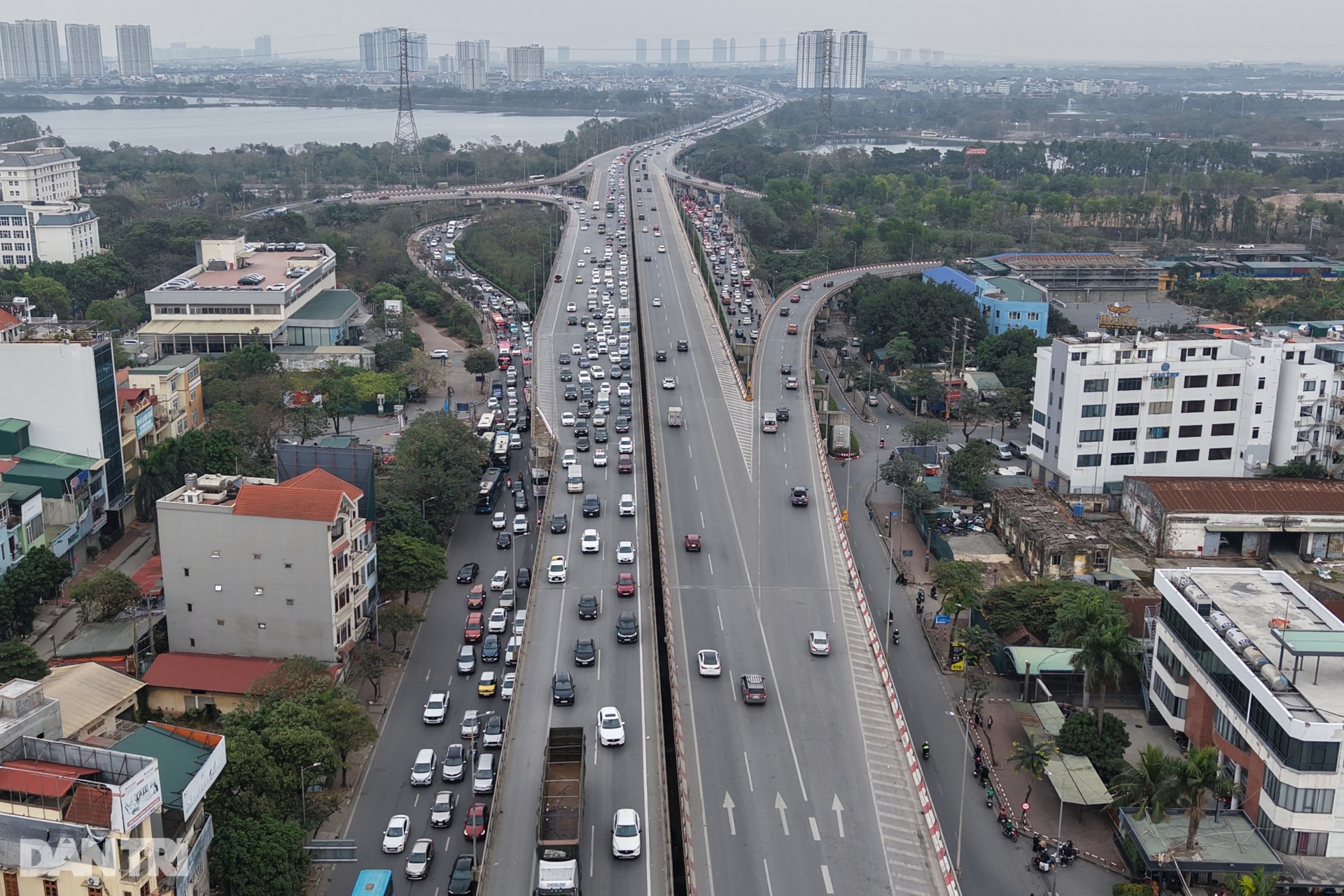 Người dân ùn ùn trở lại Hà Nội, nhiều tuyến đường cửa ngõ kẹt cứng - 12 Người dân ùn ùn trở lại Hà Nội, nhiều tuyến đường cửa ngõ kẹt cứng - 12