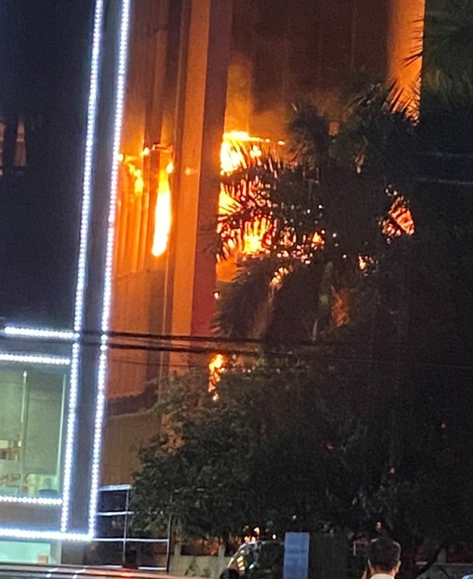 Nhường mặt nạ phòng độc cứu người, 3 chiến sĩ chữa cháy bị thương - 2 Nhường mặt nạ phòng độc cứu người, 3 chiến sĩ chữa cháy bị thương - 2