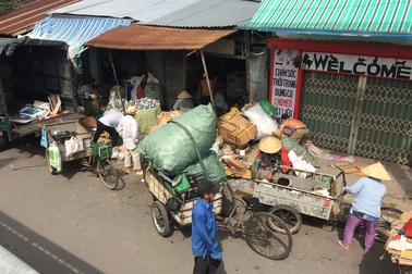 Cánh ve chai "ăn nên làm ra" dịp đầu năm