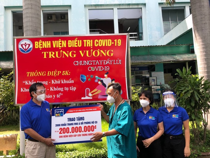 Nhà Sách Phương Nam trao tặng máy thở cao cấp và trang thiết bị phòng hộ cho bệnh viện An Bình và Trưng Vương - Ảnh 3.