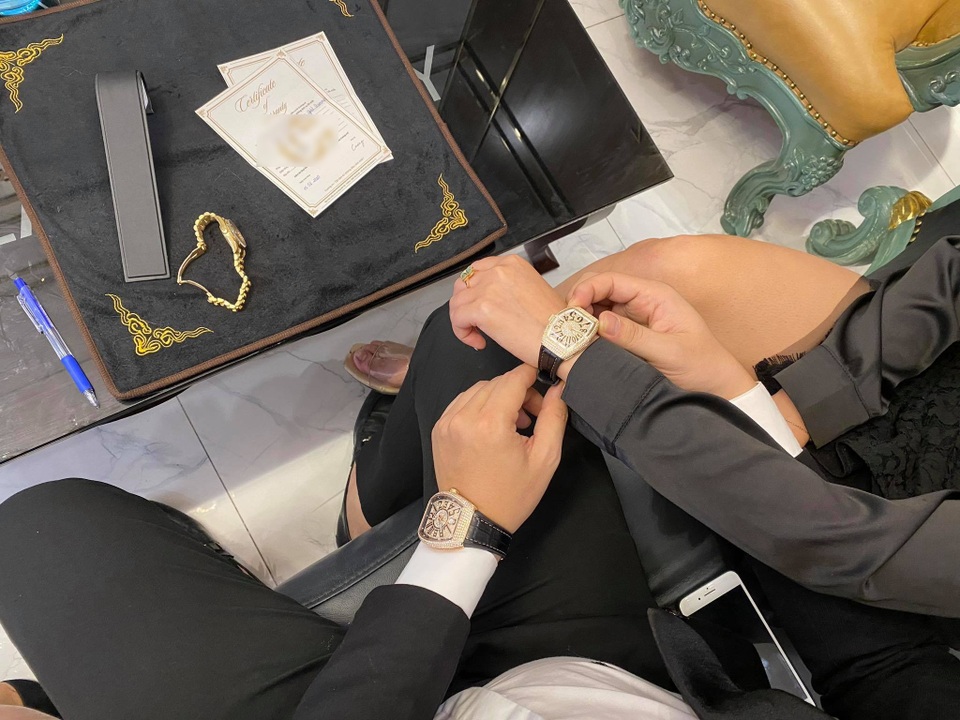 Đại gia mua đồng hồ dát kim cương hơn 1 tỷ đồng tặng bạn gái dịp Valentine - 1 Đại gia mua đồng hồ dát kim cương hơn 1 tỷ đồng tặng bạn gái dịp Valentine - 1