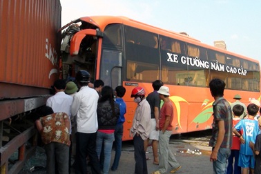 Xe khách đối đầu xe container, nhiều người nhập viện  