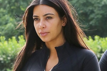 Kim "siêu vòng ba" lộ mặt "mộc" nhạt nhòa