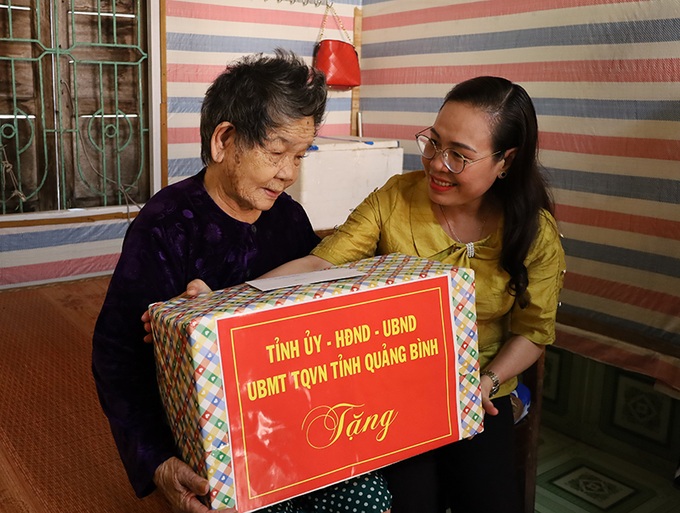 Lãnh đạo tỉnh Quảng Bình thăm, tặng quà các gia đình chính sách