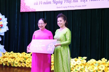 King Coffee tặng 100 mô hình cà phê nhượng quyền cho phụ nữ tại quận 8, TPHCM