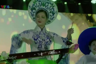 Song tấu đàn bầu, đàn nhị "Mái đình làng việt" và "Hà Nội linh thiêng hào hoa".