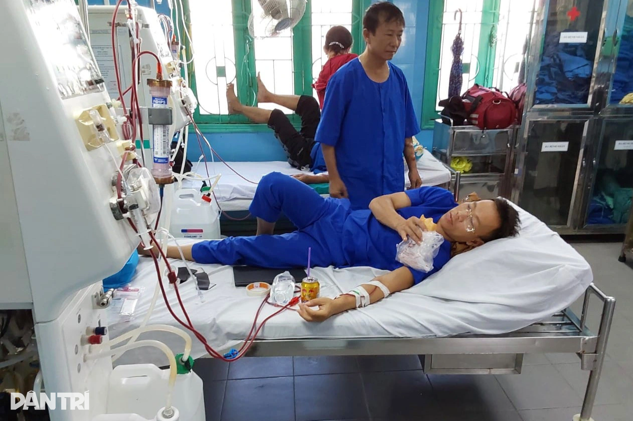 ដោយសារឪពុករបស់គាត់មានជំងឺខ្សោយតម្រងនោម ហើយម្តាយរបស់គាត់បានបោះបង់ចោលគាត់ សិស្សក្រីក្ររូបនេះបានរកប្រាក់ចិញ្ចឹមជីវិត - ផ្នែកទី 2 Bố suy thận, mẹ bỏ đi, cậu học trò nghèo sống lay lắt - 2