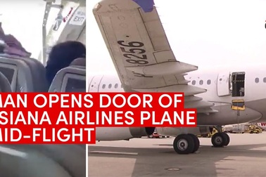 Máy bay Hàn Quốc chở 200 người bung cửa trên không