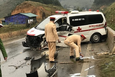 Xe cứu thương tự gây tai nạn, 3 người nhập viện