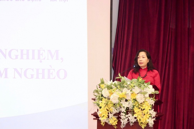 Bà Nguyễn Thị Vân – Phó Hiệu trưởng Trung tâm Đào tạo, bồi dưỡng cán bộ, công chức lao động - xã hội phát biểu tại Hội nghị.